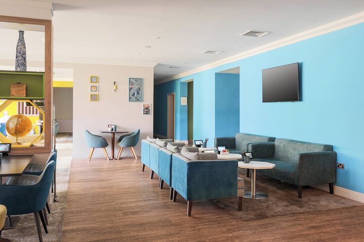 Lounge 105 of 155