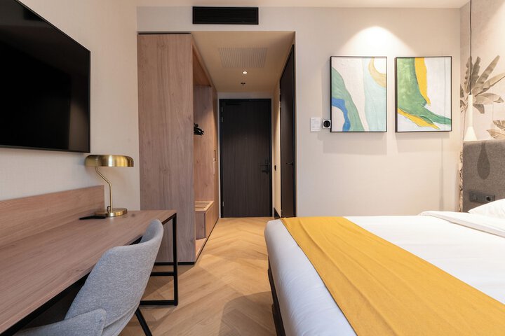 Room 11 of 32