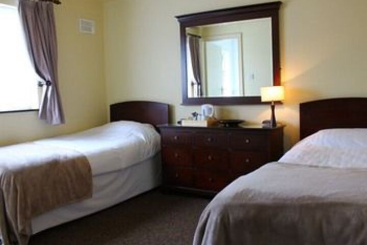 Room 4 of 16