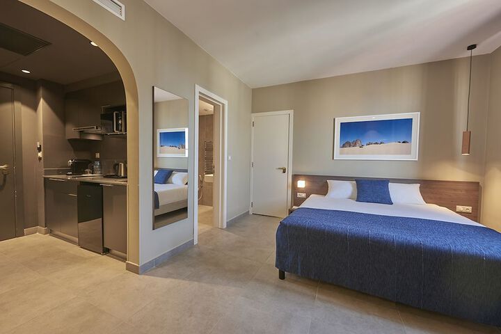 Room 11 of 27