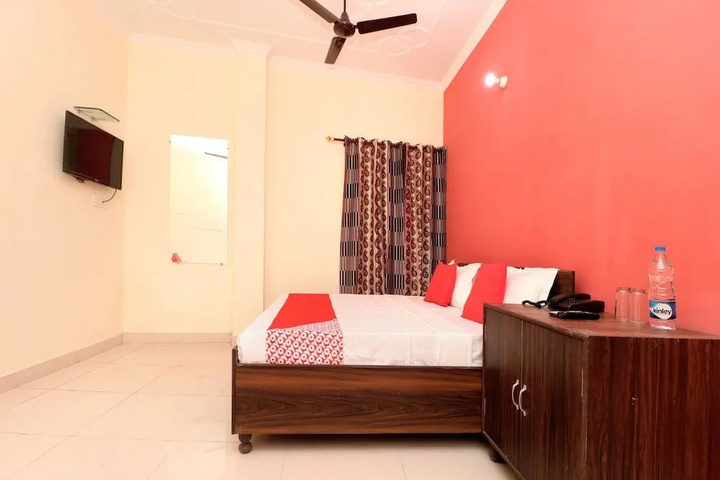 Room 2 of 10