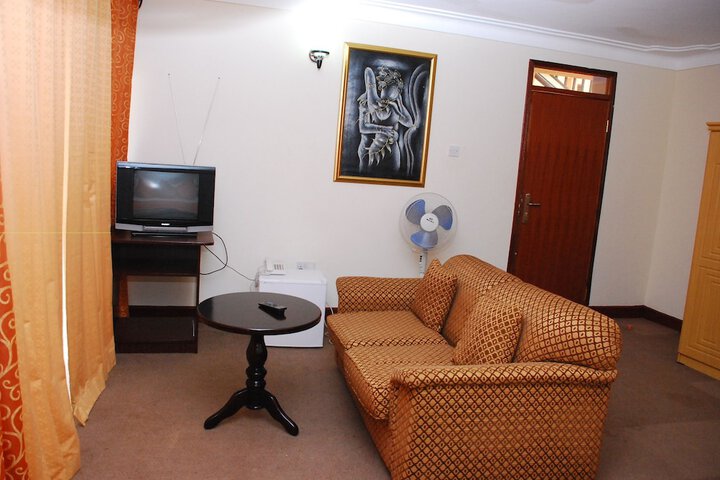 Room 7 of 9