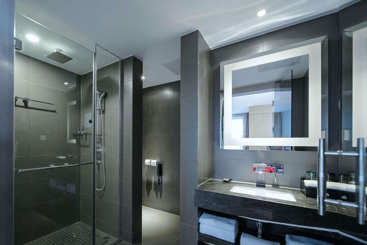 Room 40 of 183