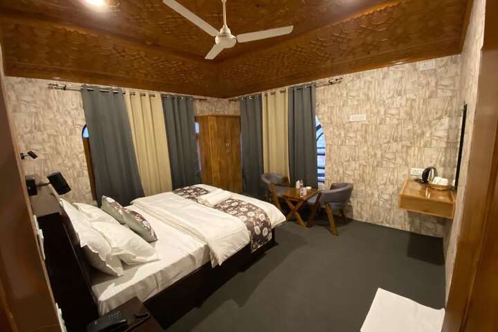 Room 8 of 27