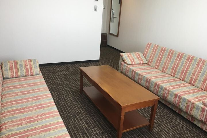Room 17 of 33