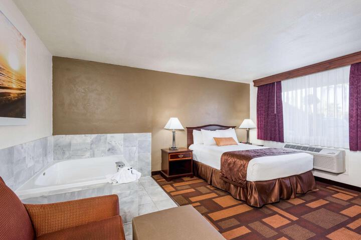 1 Queen Bed (9 of 11)