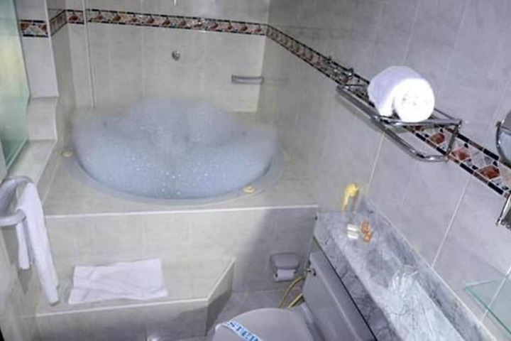 Deep soaking bathtub