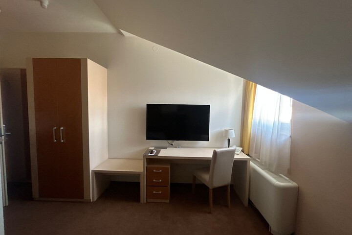 Room 32 of 73