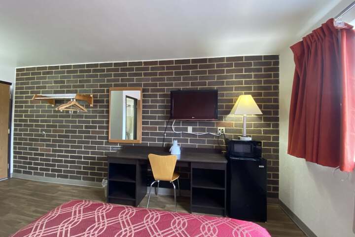 Deluxe Single Queen Bed (1 of 15)