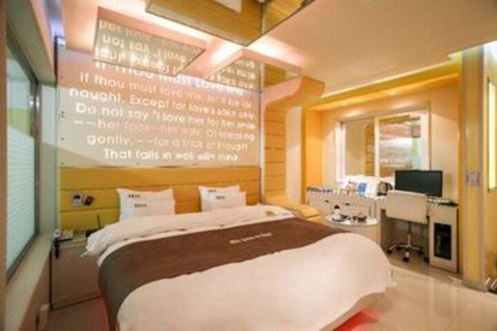 Room 3 of 10