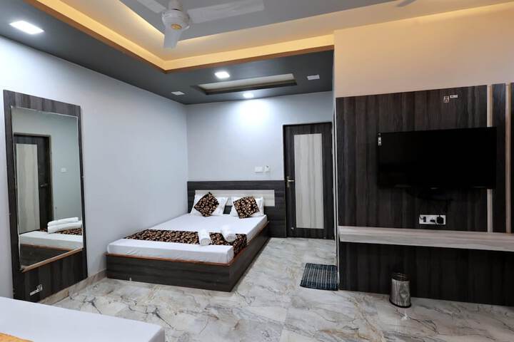 Room 4 of 25