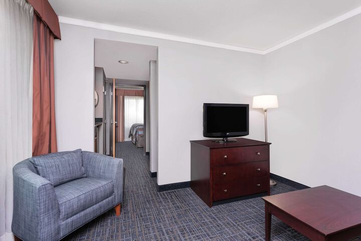 1 King Bed (2 of 14)