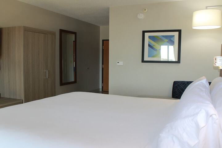 1 King Bed (4 of 11)