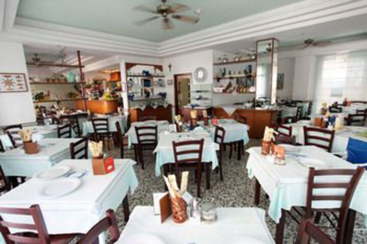 Dining 53 of 56