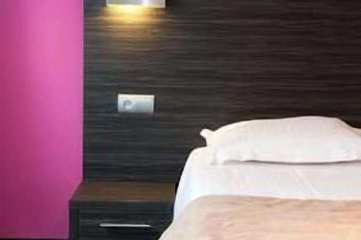 Room 10 of 42