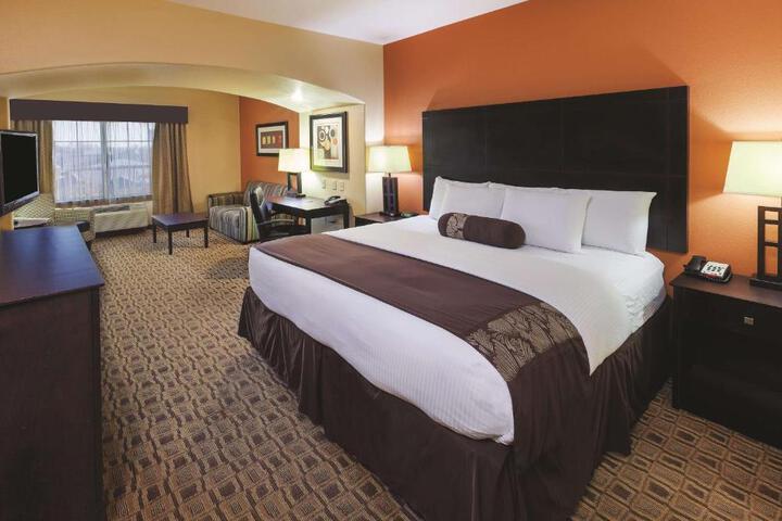 1 King Bed (4 of 12)