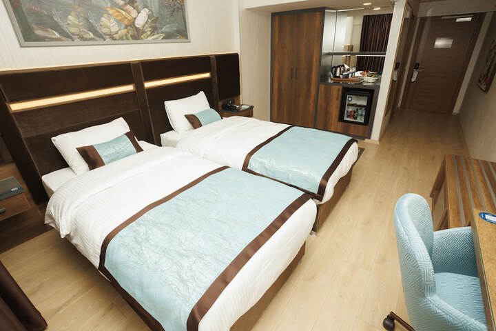 Room 17 of 37