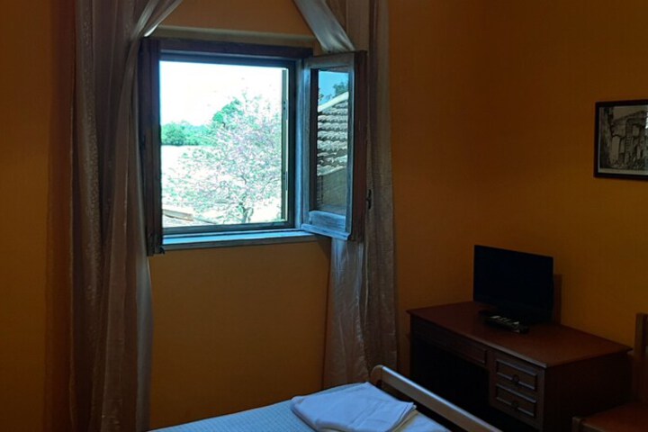 Room 13 of 16