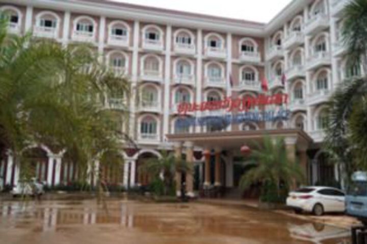 Roung Nakhon Vang Vieng Palace