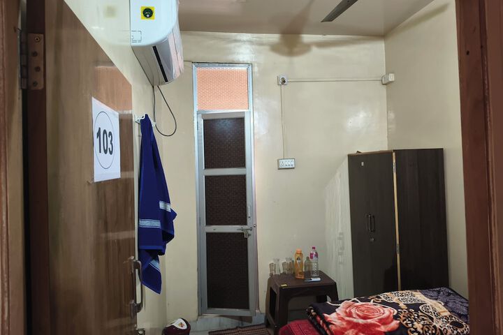 Room 4 of 6