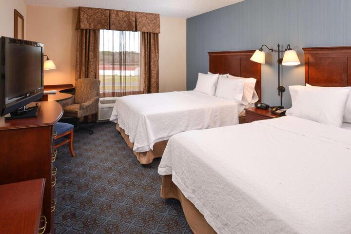 2 Queen Beds (6 of 10)