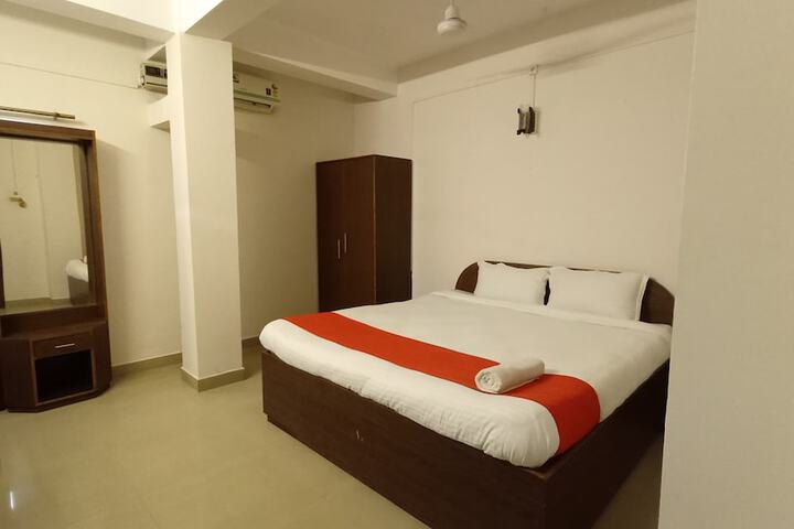 Room 6 of 9