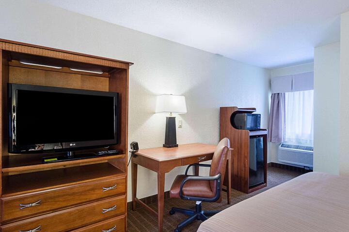 2 Queen Beds (2 of 22)