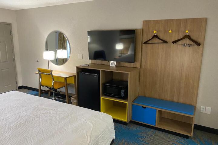 1 King Bed (7 of 13)