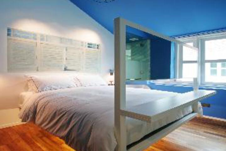 Room 4 of 8
