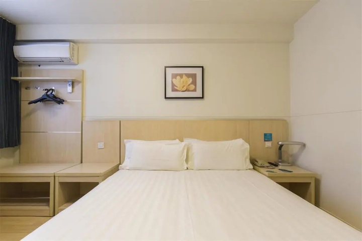 Room 9 of 10