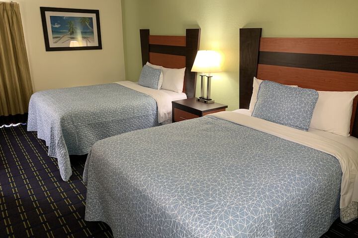 2 Queen Beds (9 of 10)