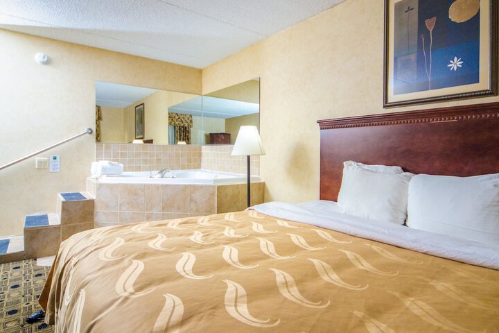 1 King Bed (16 of 18)