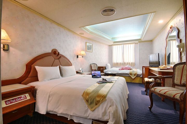 Room 12 of 32