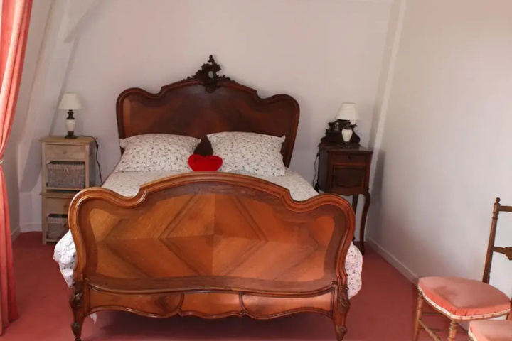Room 5 of 8
