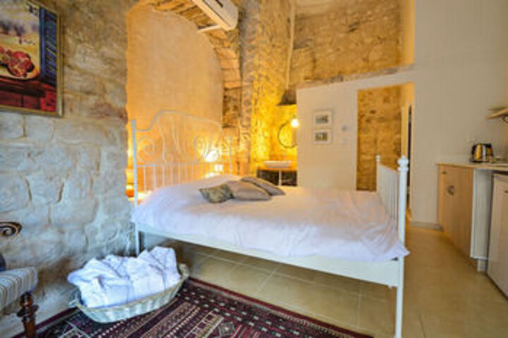Room 6 of 13