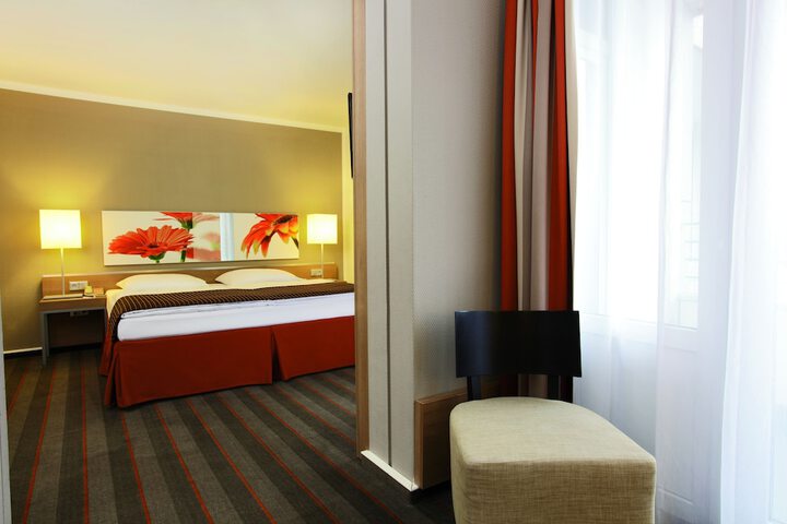 Room 6 of 36