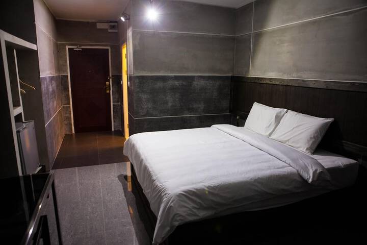 Room 19 of 48