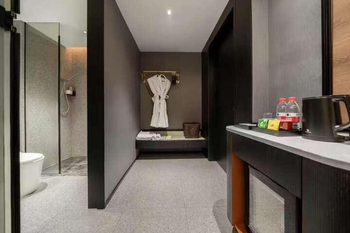 Room 21 of 28