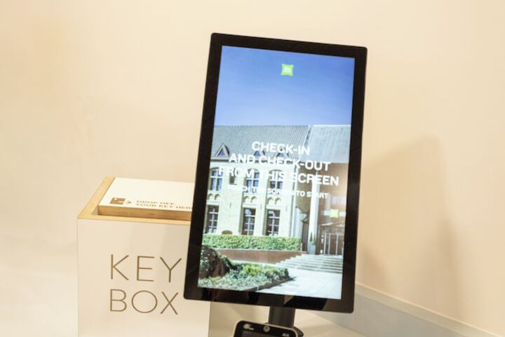Check-in/check-out kiosk