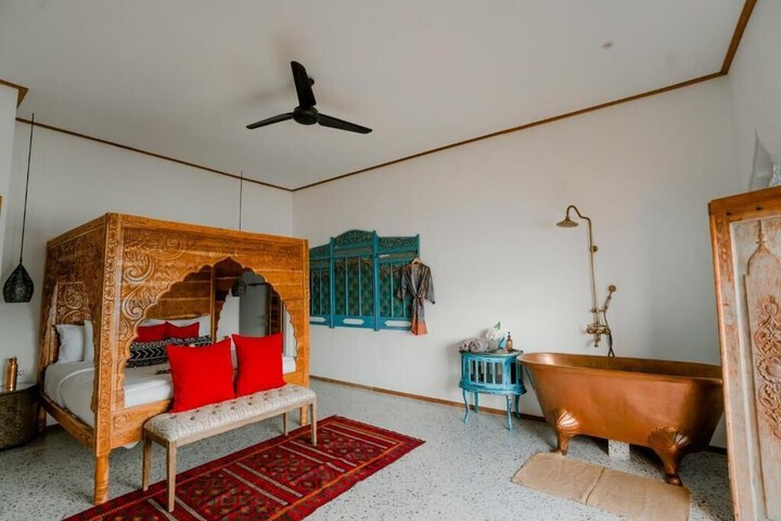Room 4 of 34