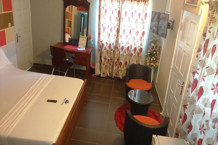 Room 2 of 10
