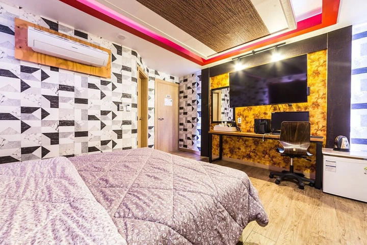 Room 12 of 42