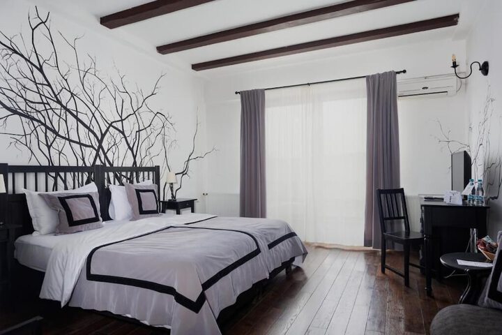 Room 6 of 42