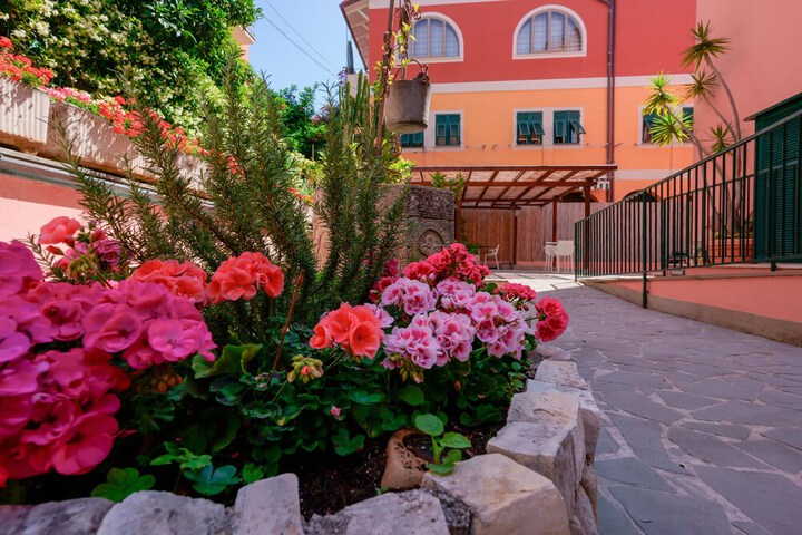 Hotel Exterior 45 of 51