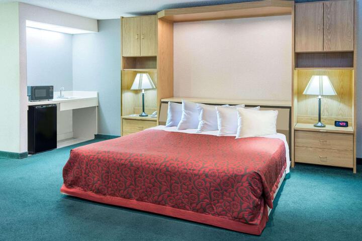 1 King Bed (2 of 14)