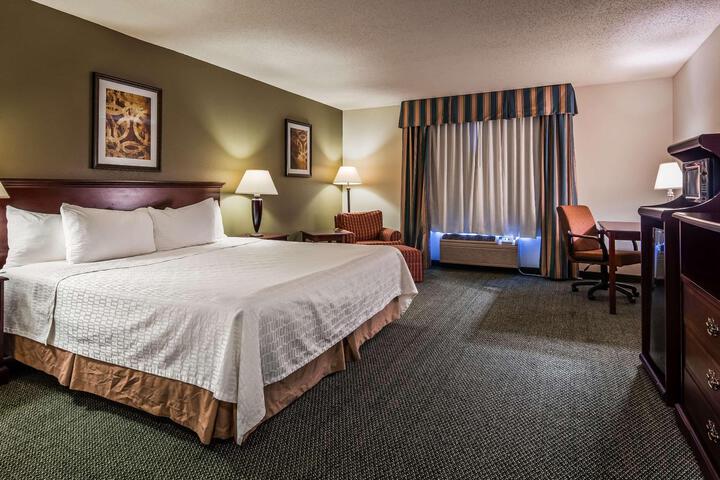 1 King Accessible Bathtub Microwave, Refrigerator WiFi Full Breakfast (12 of 18)