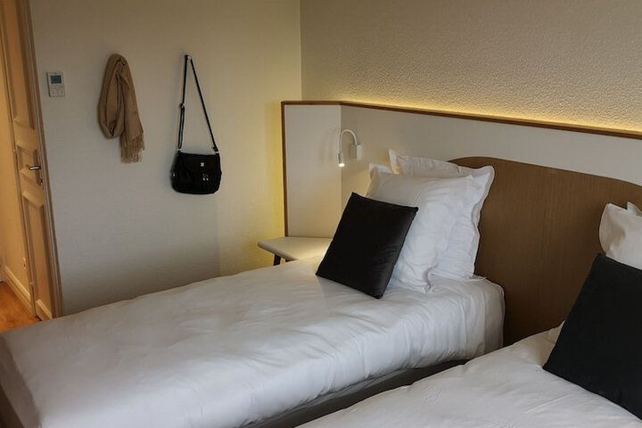 Room 8 of 80