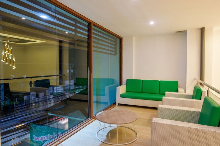 Lounge 20 of 31