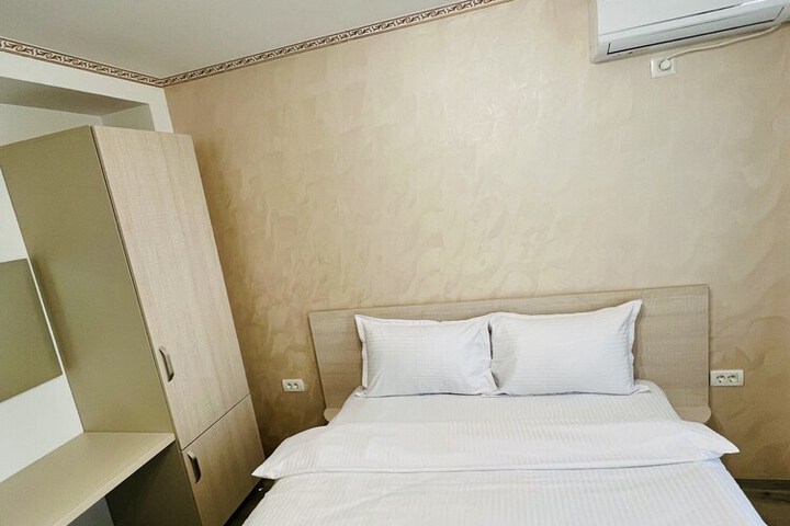 Room 5 of 9