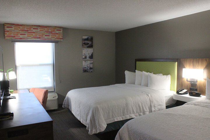 2 Queen Beds (1 of 9)